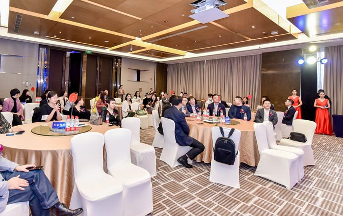 參見公司年會活動時(shí)需要多注意個人禮儀舉止